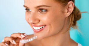 jeune femme s'apprêtant à mettre sa gouttière Invisalign