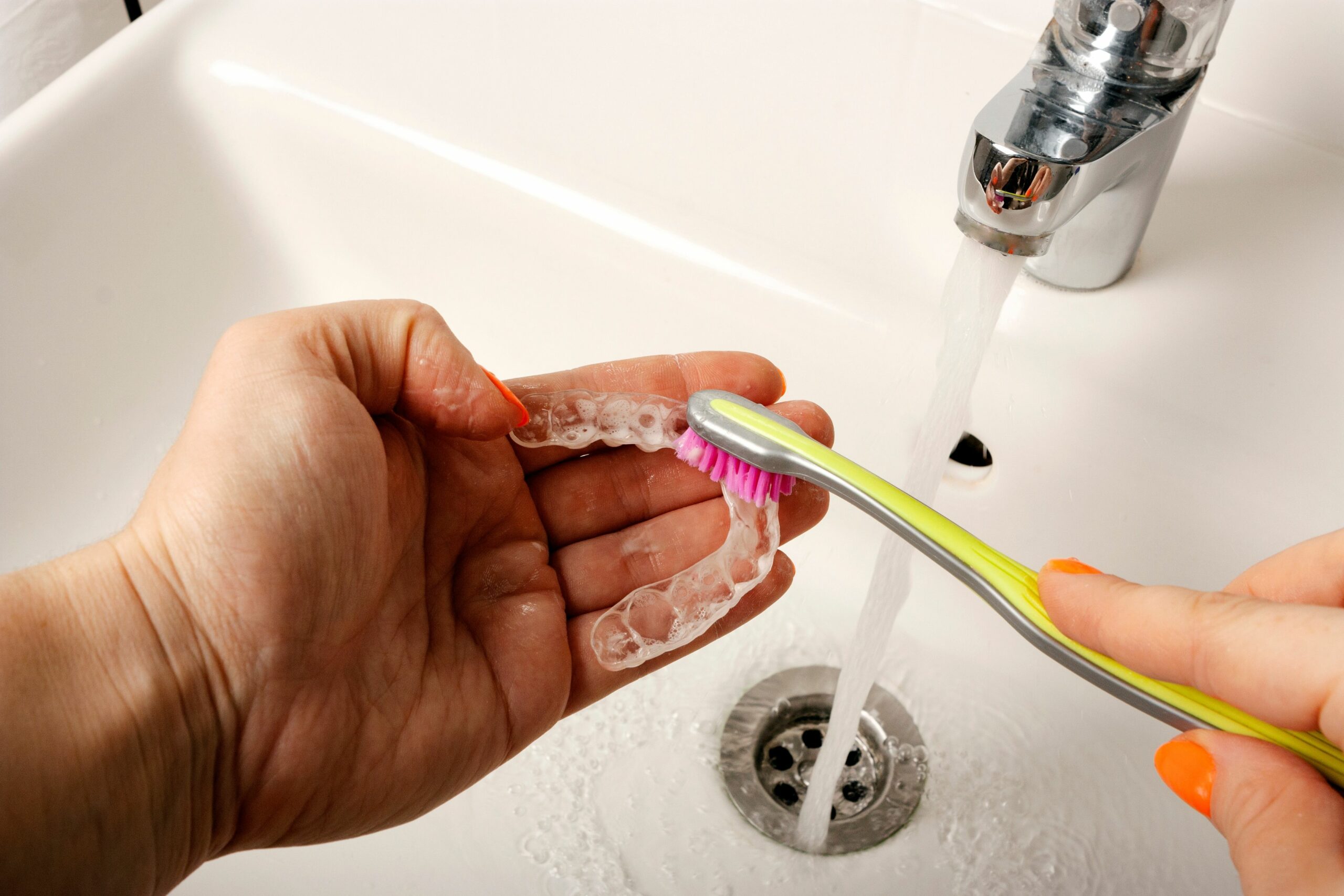 Nettoyage des gouttières et aligneurs avec des pastilles nettoyantes – orthodontiste Paris, bagues et aligneurs